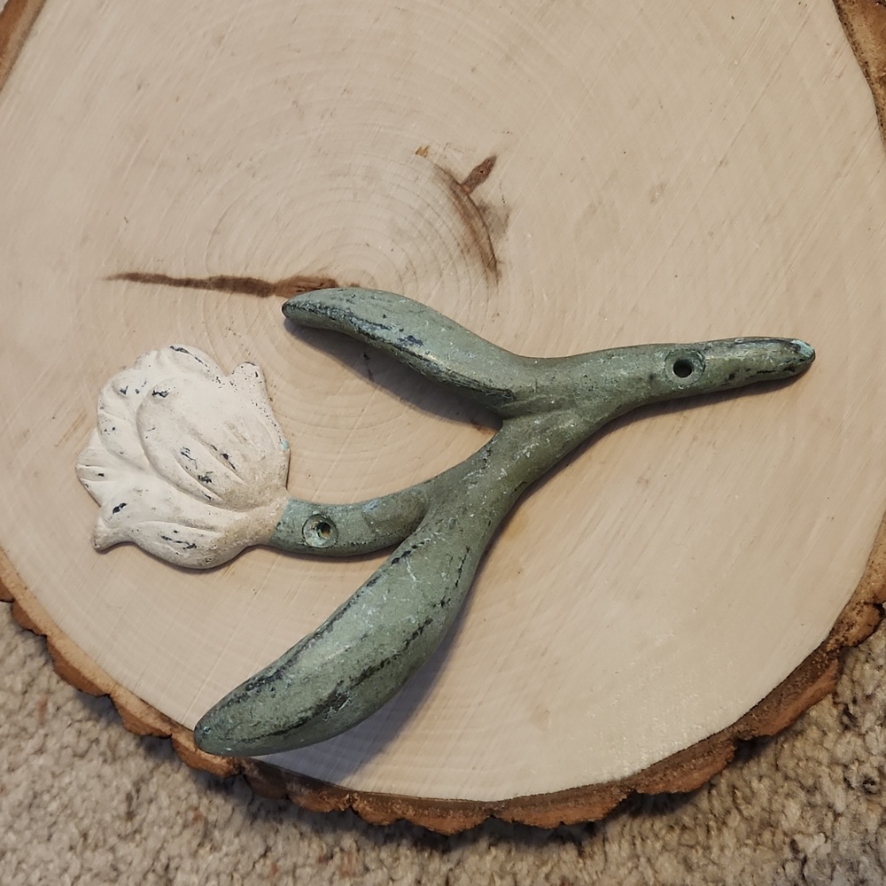 Metal Flower Design Distressed Look Hanging Hook